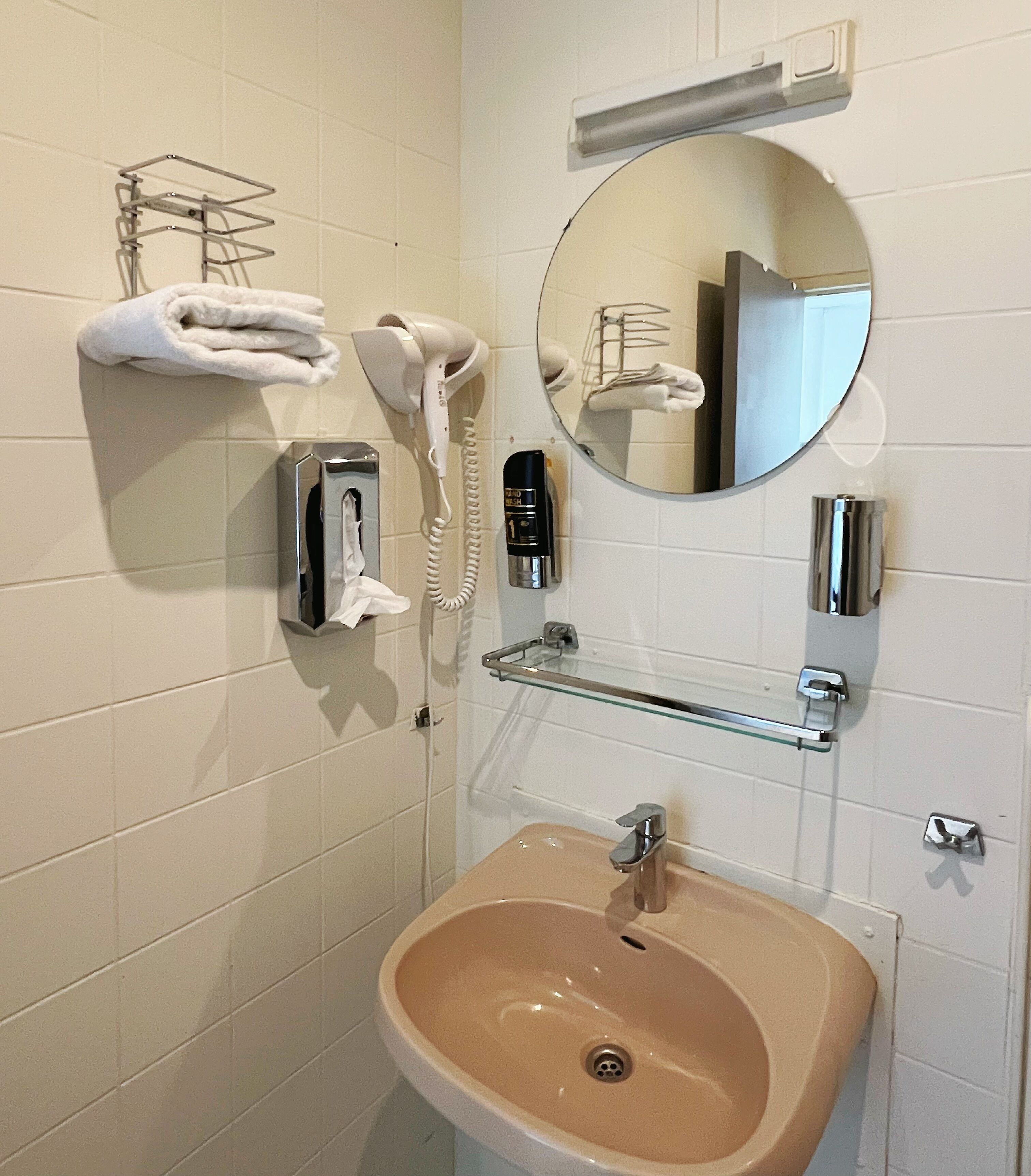 Dutxa, articles de tocador gratuïts, assecador de cabells i tovalloles 