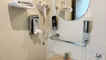 Regadera, amenidades de baño gratuitas, secadora de cabello, toallas