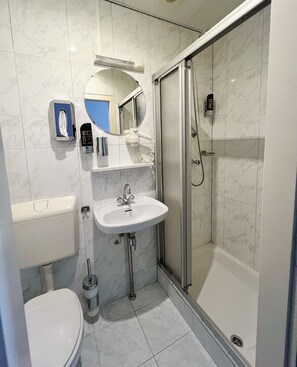 Chuveiro, produtos de toalete grátis, secador de cabelo 