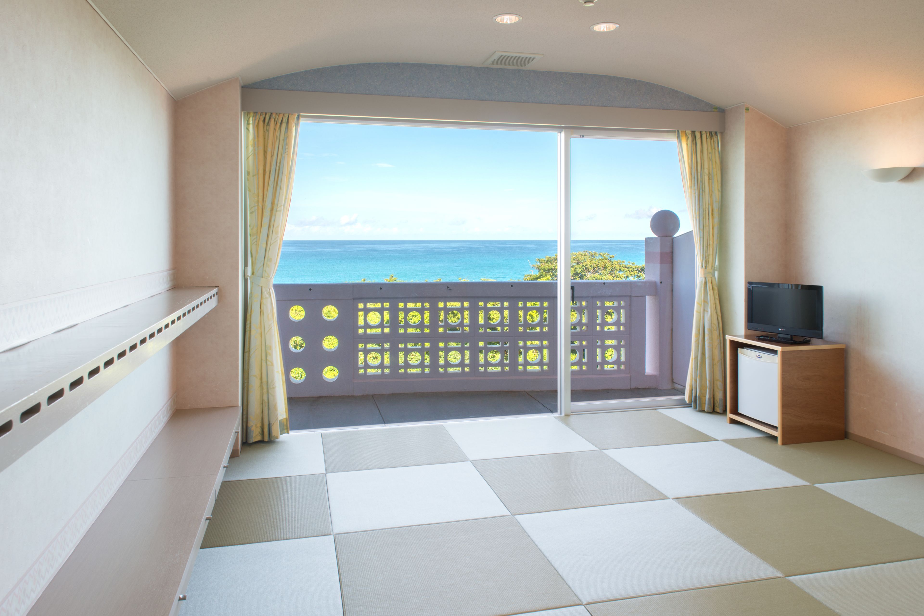 In-room safe, bed sheets