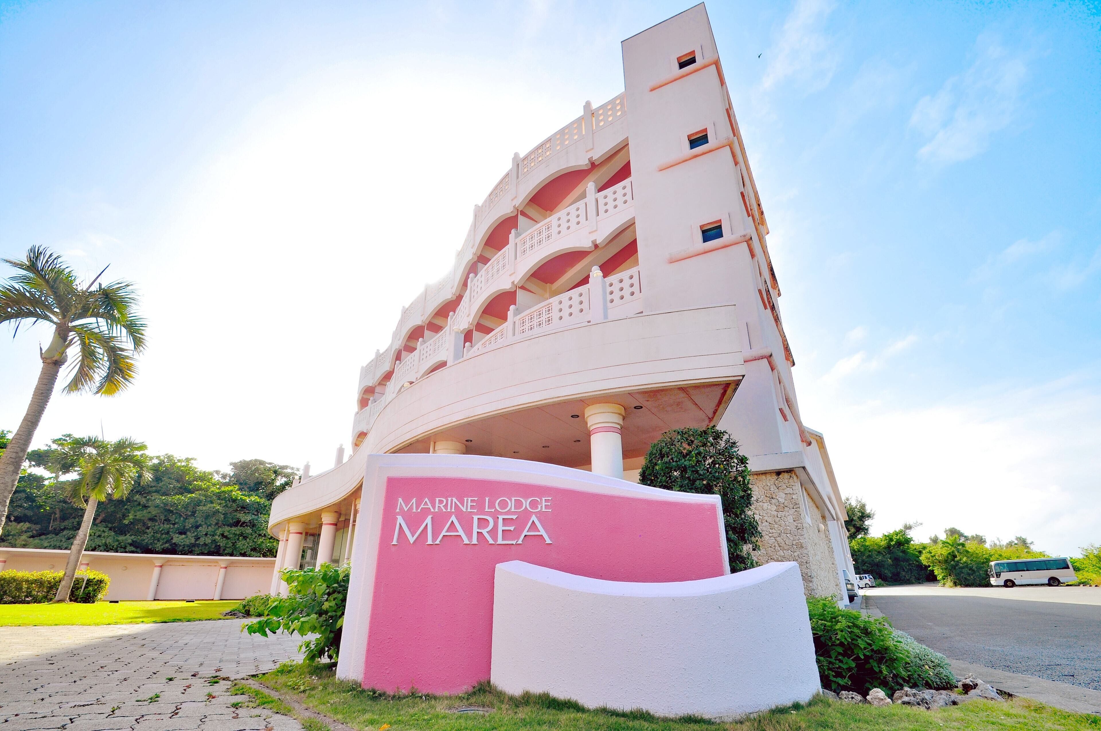 Un bâtiment sur lequel on peut lire l’inscription : « Marine Lodge Marea ».
