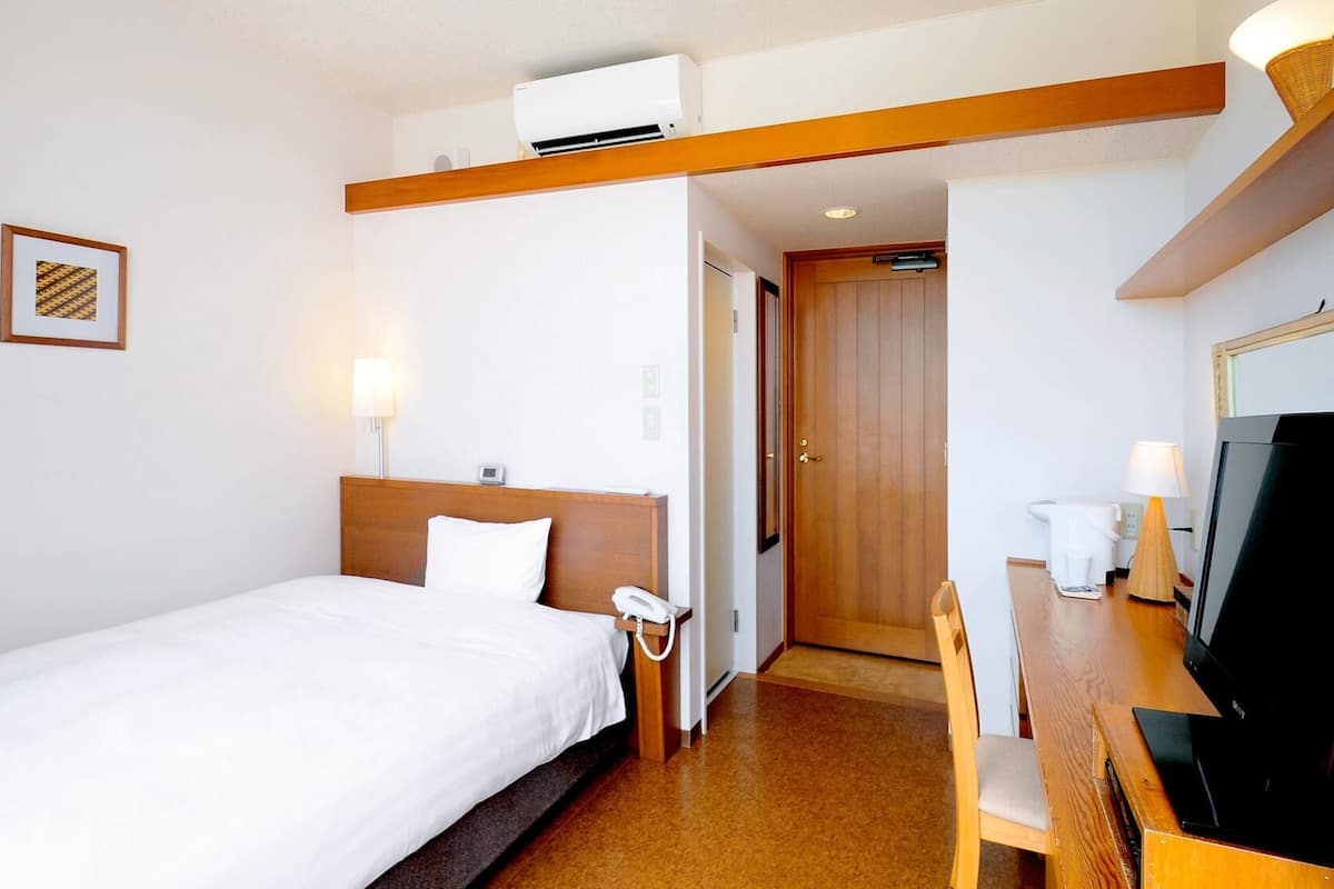 Caja de seguridad en la habitación y ropa de cama
