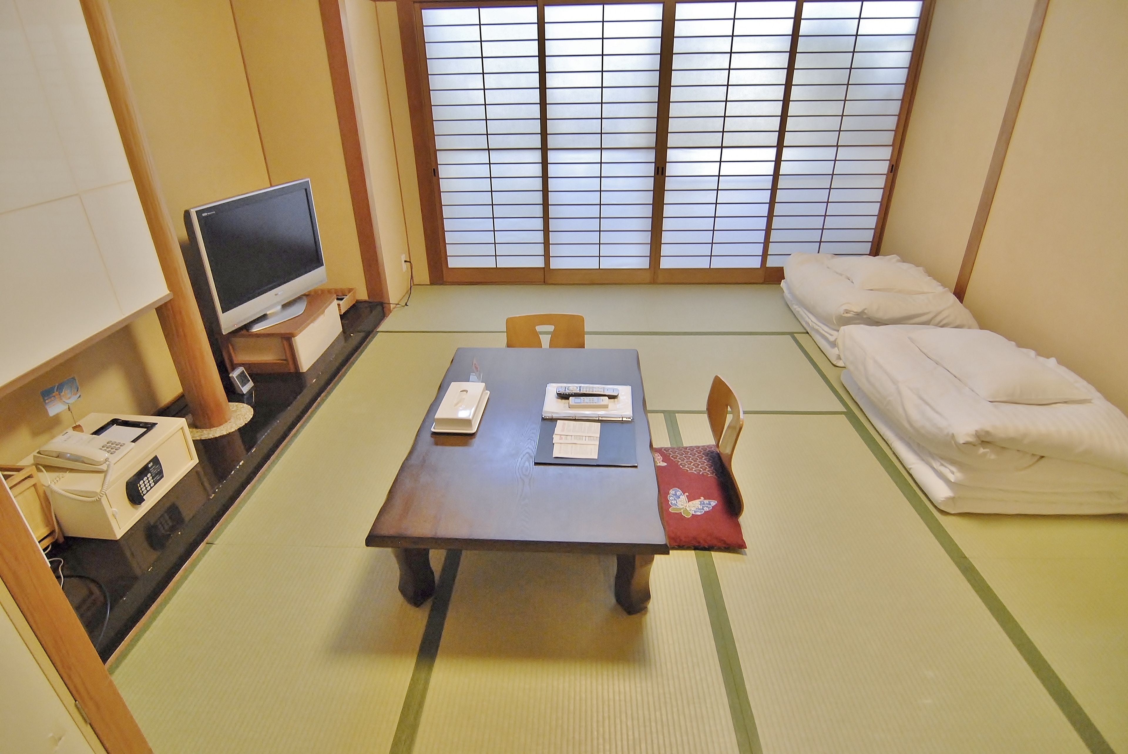 in-room safe, individually decorated, desk, iron/ironing board