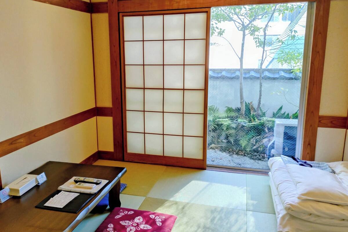 Standaard kamer, Japanese Futon, niet-roken | Een kluis op de kamer, een bureau, een strijkplank/strijkijzer