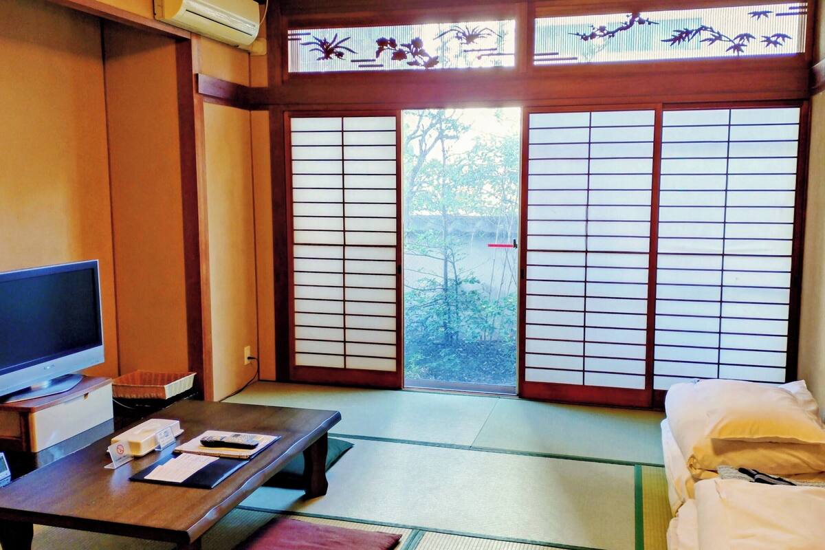 Superior kamer, niet-roken (Japanese) | Een kluis op de kamer, een bureau, een strijkplank/strijkijzer