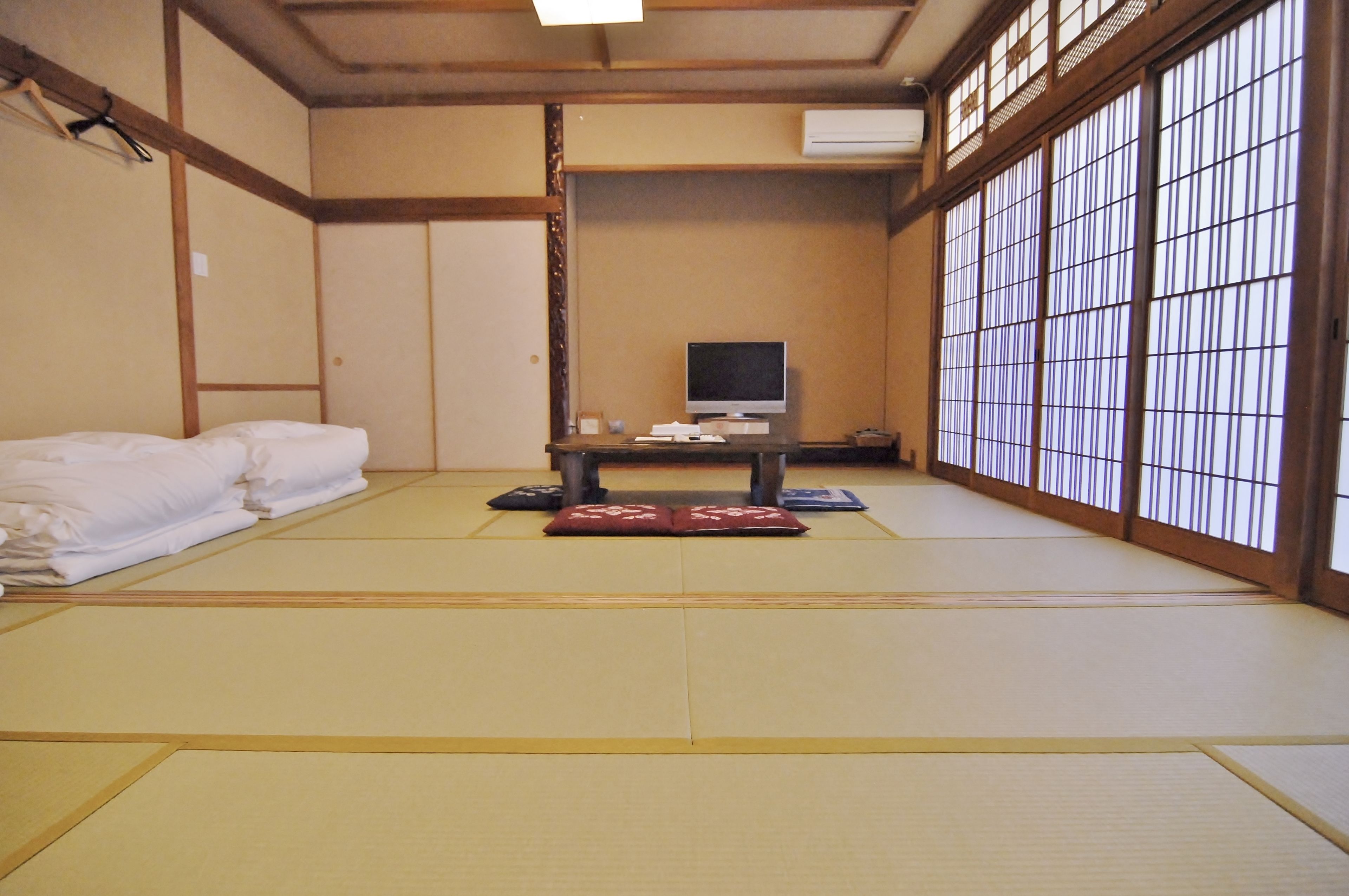 family room, non smoking | in-room safe, individually decorated, desk, iron/ironing board