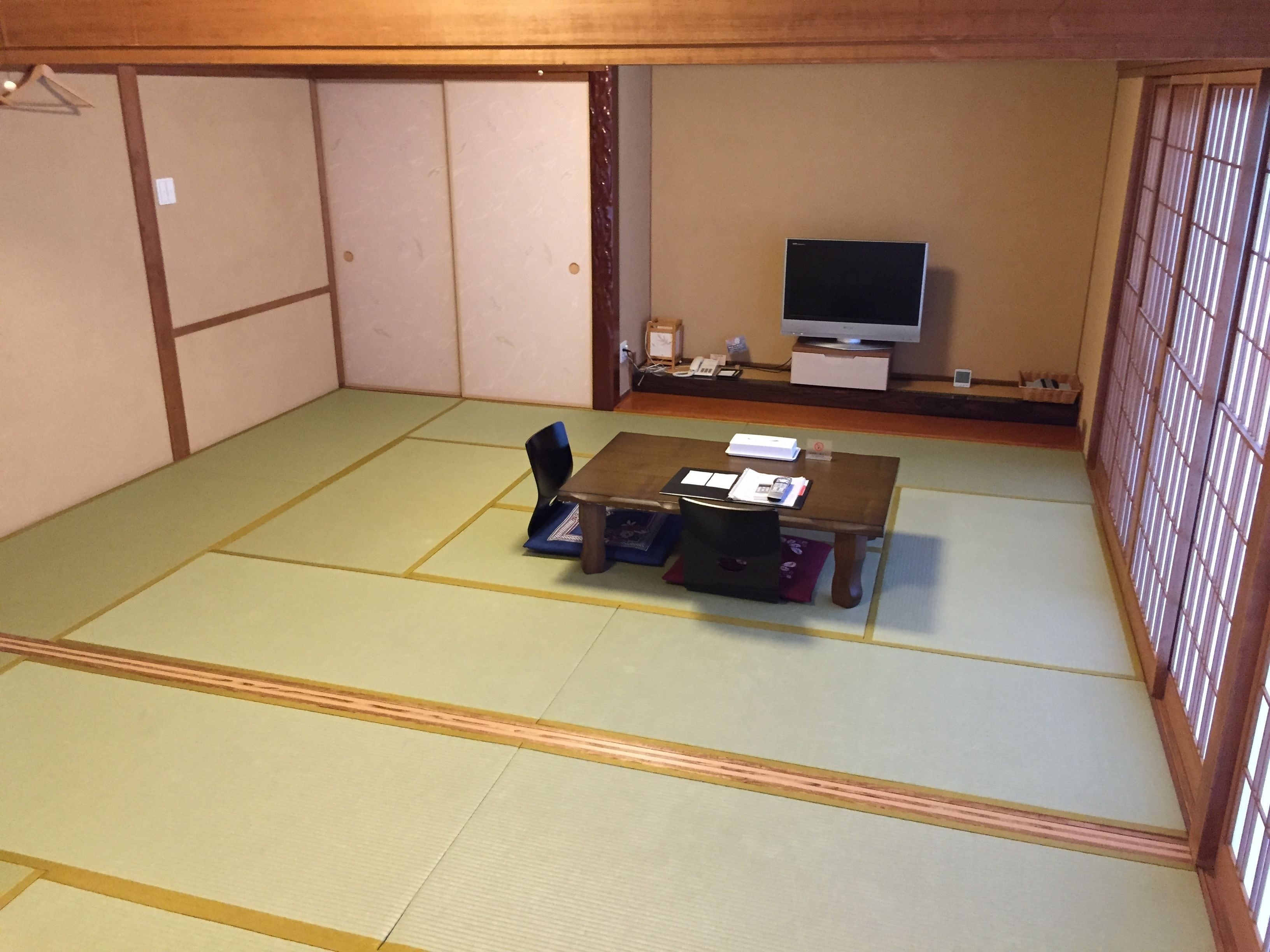 family room, non smoking | in-room safe, individually decorated, desk, iron/ironing board