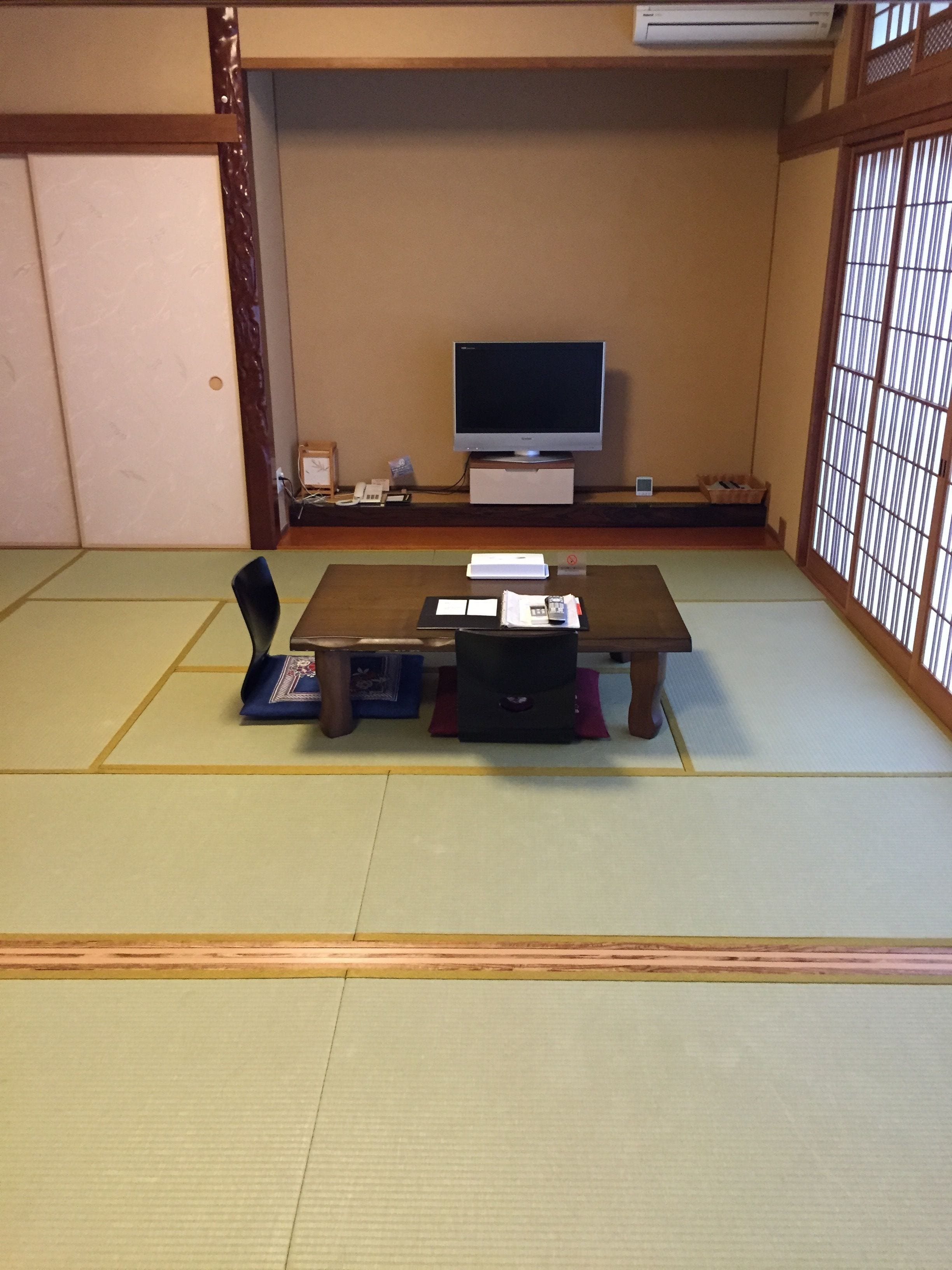 family room, non smoking | in-room safe, individually decorated, desk, iron/ironing board