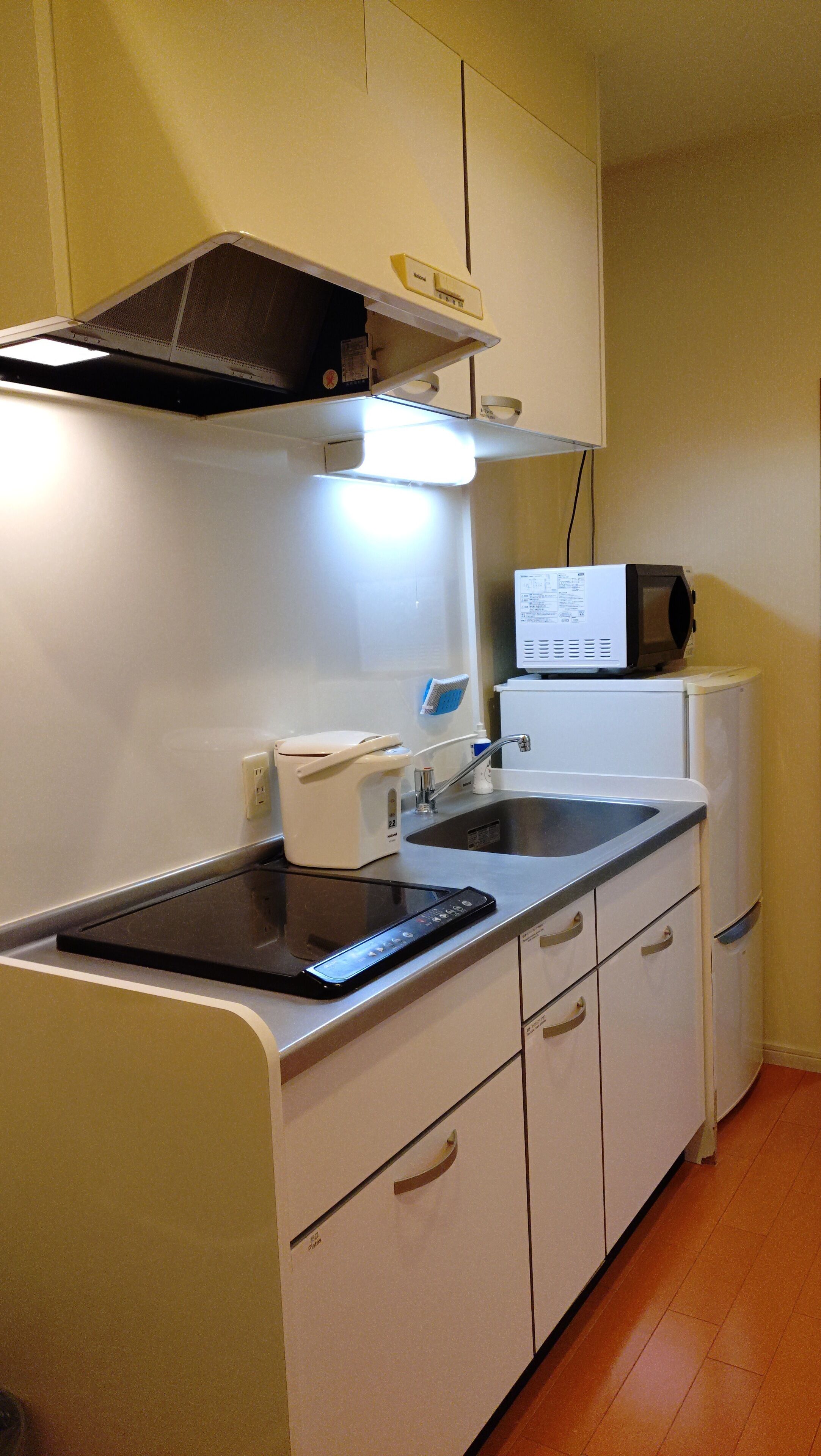 ตู้เย็นขนาดใหญ่, ไมโครเวฟ, เตาประกอบอาหาร, เครื่องครัว/จาน/ช้อนส้อม