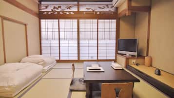 Japanese Superior Room | In-room safe, individually decorated, desk, iron/ironing board