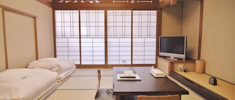 Japanese Superior Room | In-room safe, individually decorated, desk, iron/ironing board
