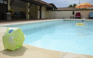 Seasonal outdoor pool, sun loungers - Hôtel et Restaurant Le Fiacre à Quend plage (Quend)