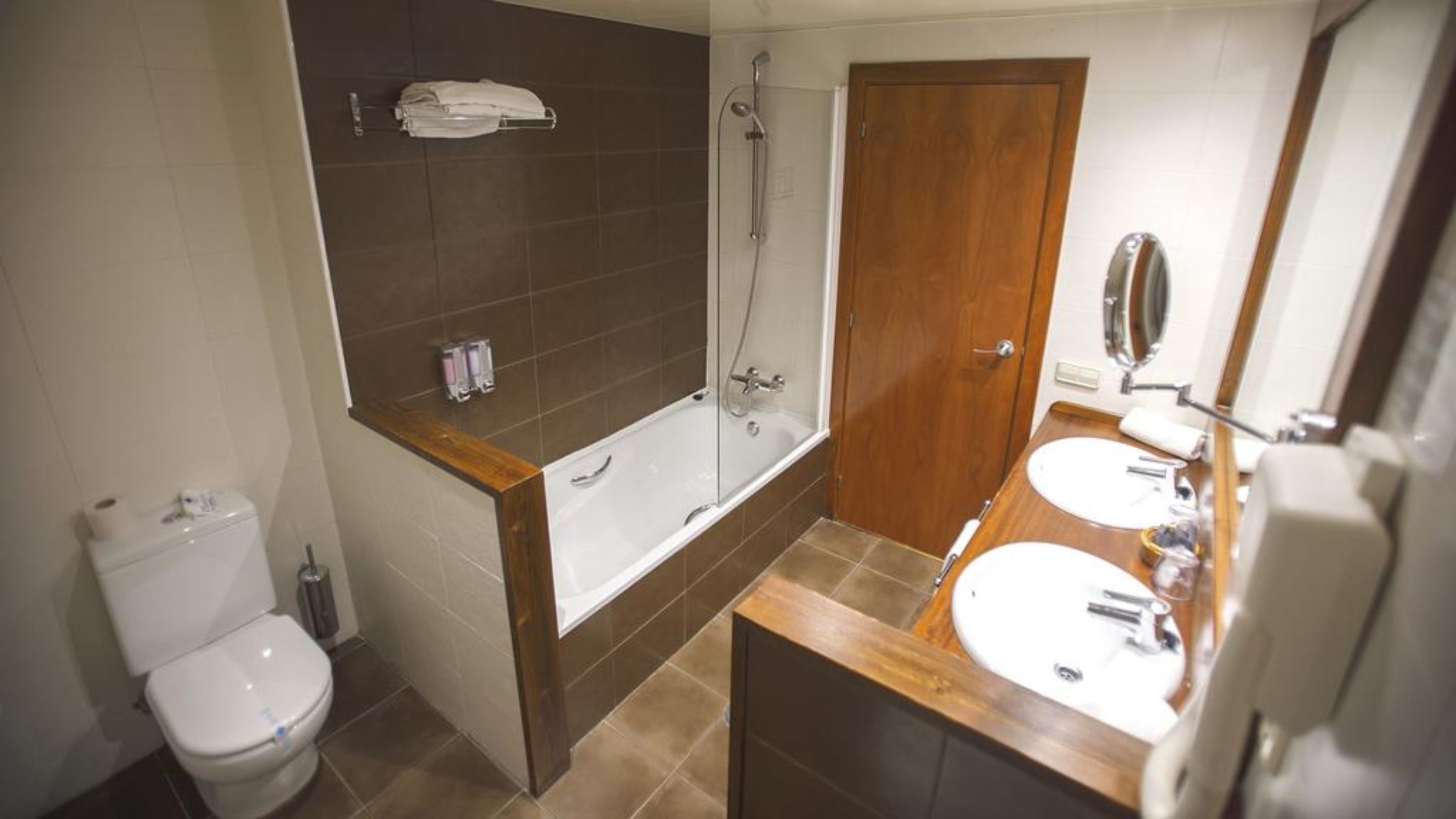 Ein Badezimmer mit Toilette, Badewanne und Waschbecken.