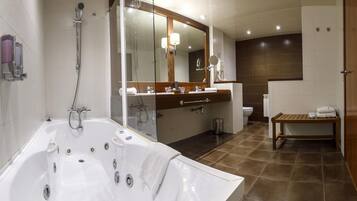 Suite junior | Baño | Artículos de higiene personal gratuitos, secador de pelo, bidé y toallas