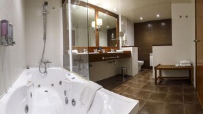 Suite junior | Baño | Artículos de higiene personal gratuitos, secador de pelo, bidé y toallas