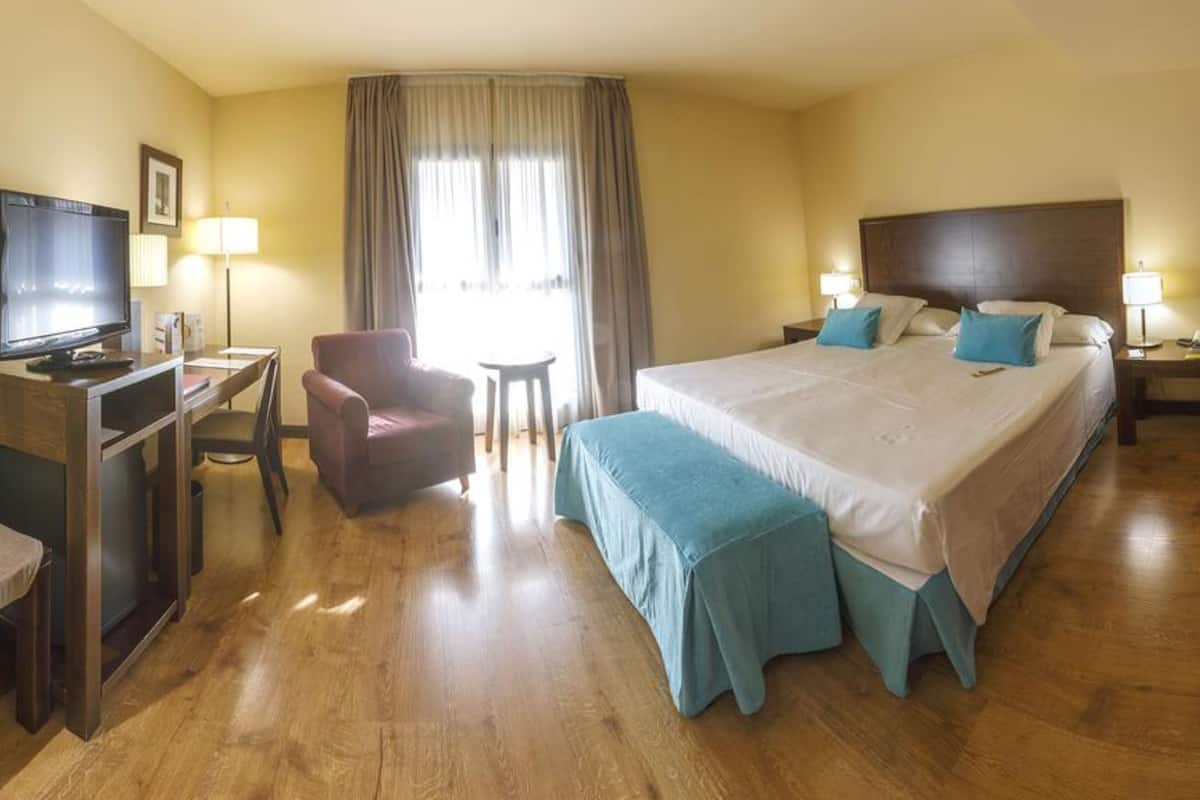 Chăn bông, minibar, két bảo mật tại phòng, bàn