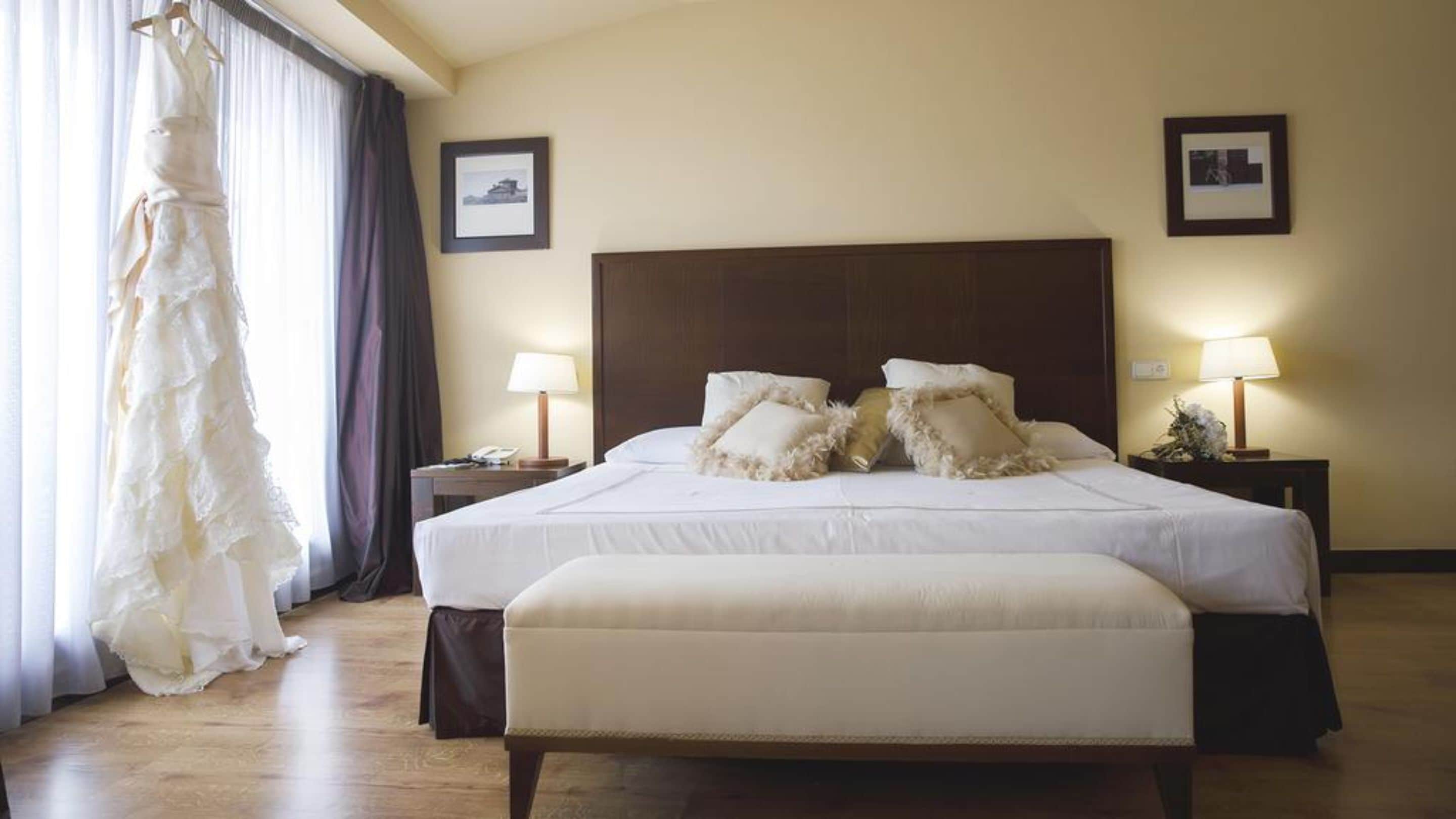 suite | down duvets, minibar, in-room safe, desk