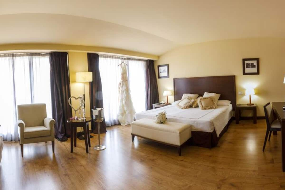 Suite | Copriletto in piuma, minibar, una cassaforte in camera, una scrivania