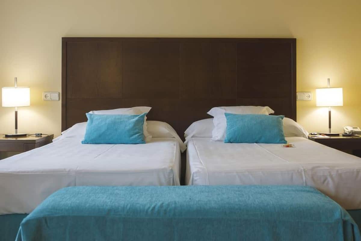 Chăn bông, minibar, két bảo mật tại phòng, bàn