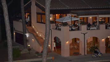 Serveert ontbijt, lunch, diner, Mediterrane gerechten