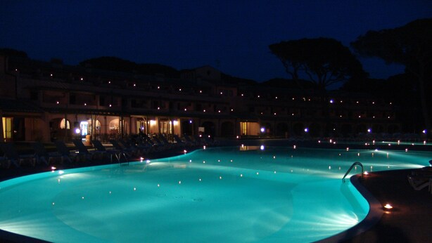 Outdoor pool, pool loungers - Corte dei Tusci Village Palace Hotel (Scarlino)