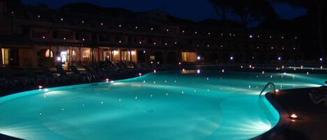 Outdoor pool, sun loungers