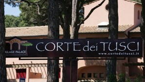 Exterior - Corte dei Tusci Village Palace Hotel (Scarlino)