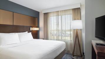 Studio, 1 King Bed with Sofa bed | In-room safe, desk, laptop workspace, iron/ironing board