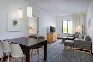 Suite, 2 Schlafzimmer | Wohnbereich | 40-Zoll-LCD-Fernseher mit Kabelempfang, Fernseher