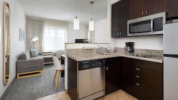 Suite, 2 habitaciones | Escritorio, cortinas opacas, tabla de planchar con plancha