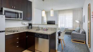 Suite, 2 habitaciones | Escritorio, cortinas opacas, tabla de planchar con plancha
