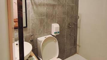 Habitación estándar | Baño | Ducha, artículos de higiene personal gratuitos y secador de pelo