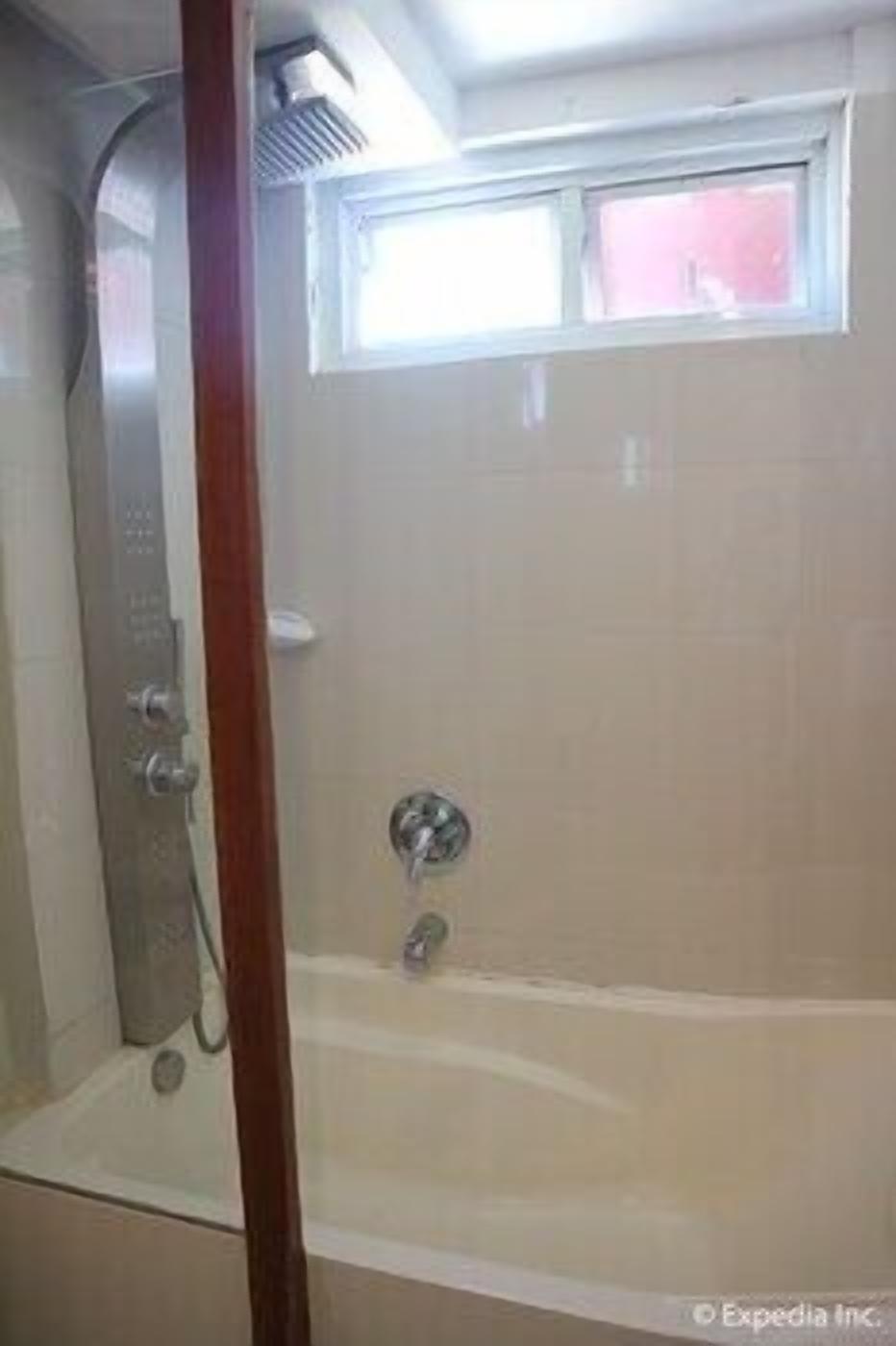 Baño | Regadera, amenidades de baño gratuitas, secadora de cabello, pantuflas 