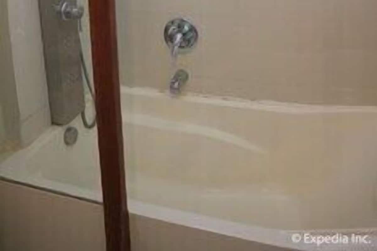 BaƱo | Regadera, amenidades de baƱo gratuitas, secadora de cabello, pantuflas