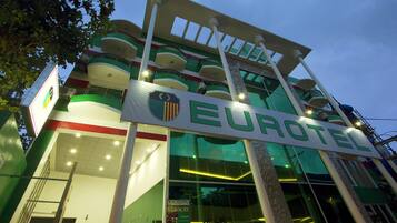 Depan hartanah - siang/malam