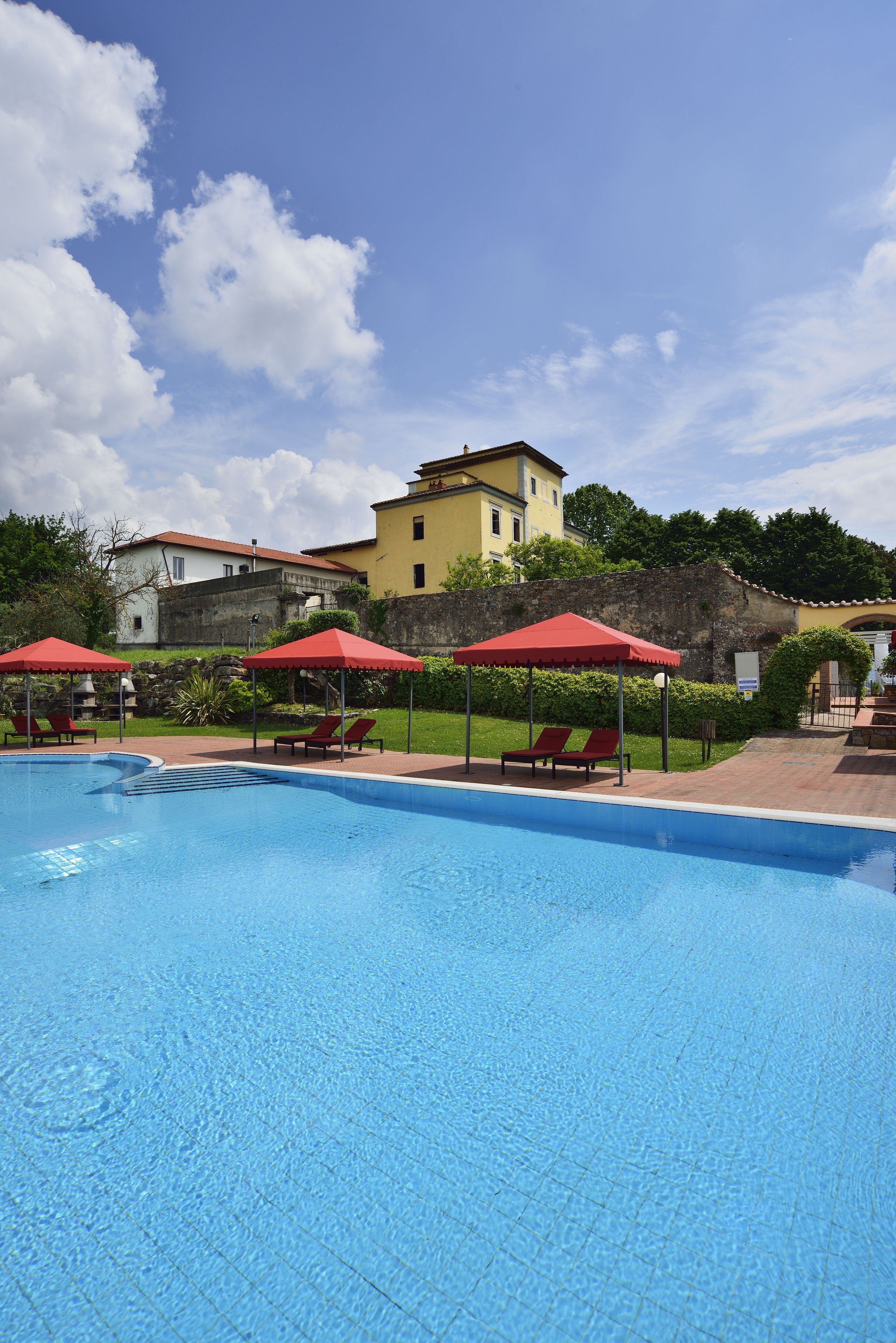 สระว่ายน้ำกลางแจ้ง เปิด 8:00 น. ถึง 20:00 น., ร่มริมสระว่ายน้ำ