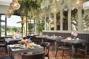 Café da manhã com buffet todos os dias (EUR 14 por pessoa) 