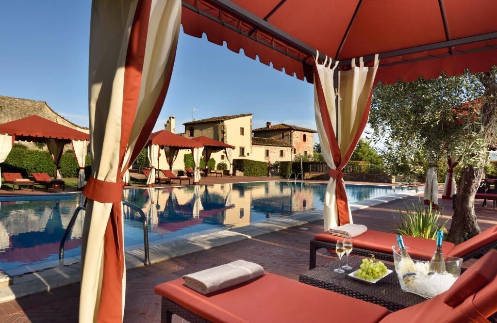 Piscine extérieure, parasols de plage, chaises longues
