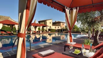 Piscine extérieure, parasols de plage, chaises longues