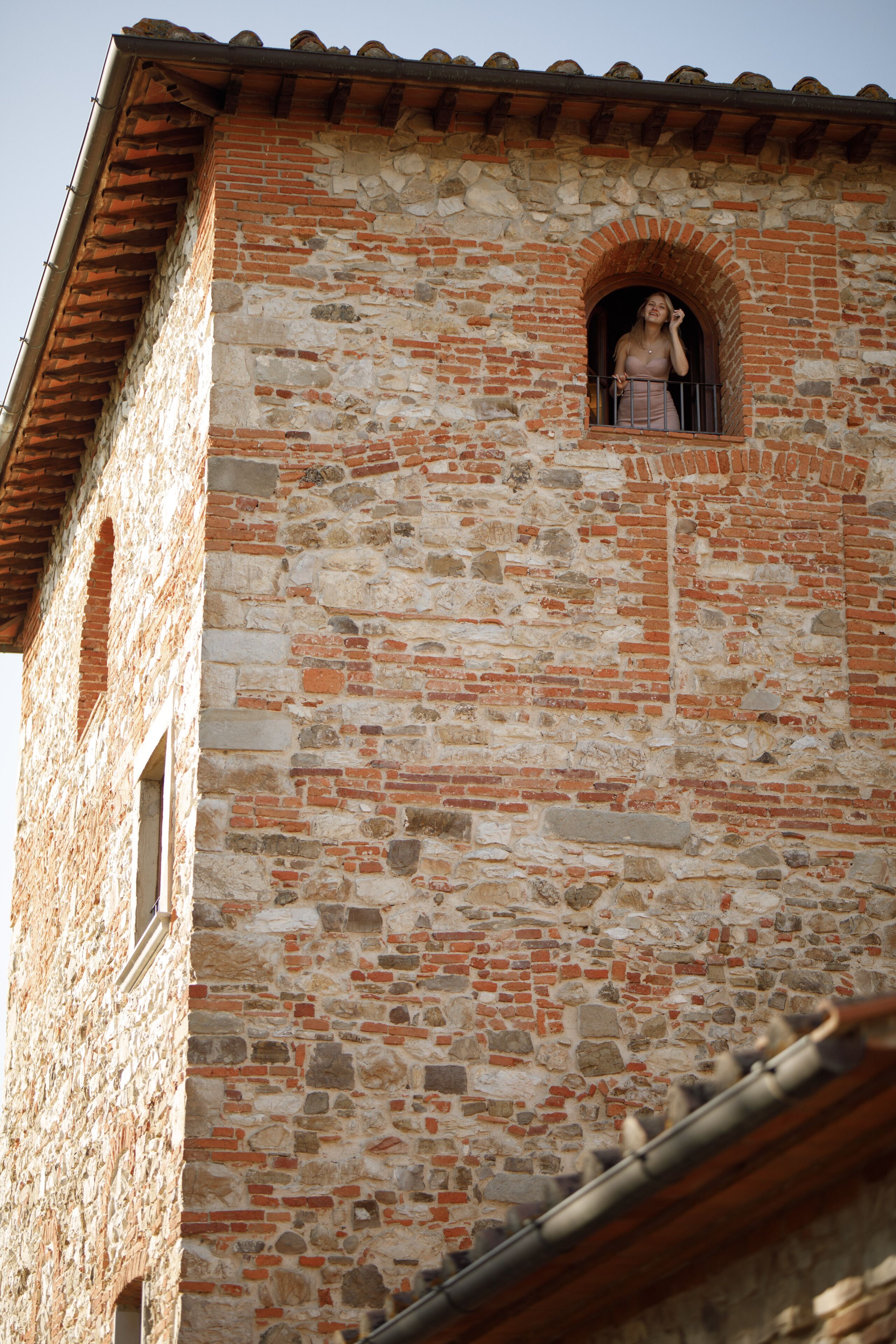 Un edificio de piedra con fachada de ladrillo y una pequeña ventana de arco.