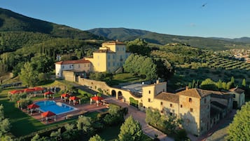 Piscina all'aperto, ombrelloni da piscina, lettini