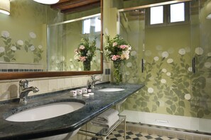 Gratis toiletartikelen, een haardroger, een bidet, handdoeken