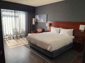 Down duvets, pillow-top beds, desk, laptop workspace - Courtyard Cincinnati Midtown/Rookwood (Cincinnati)