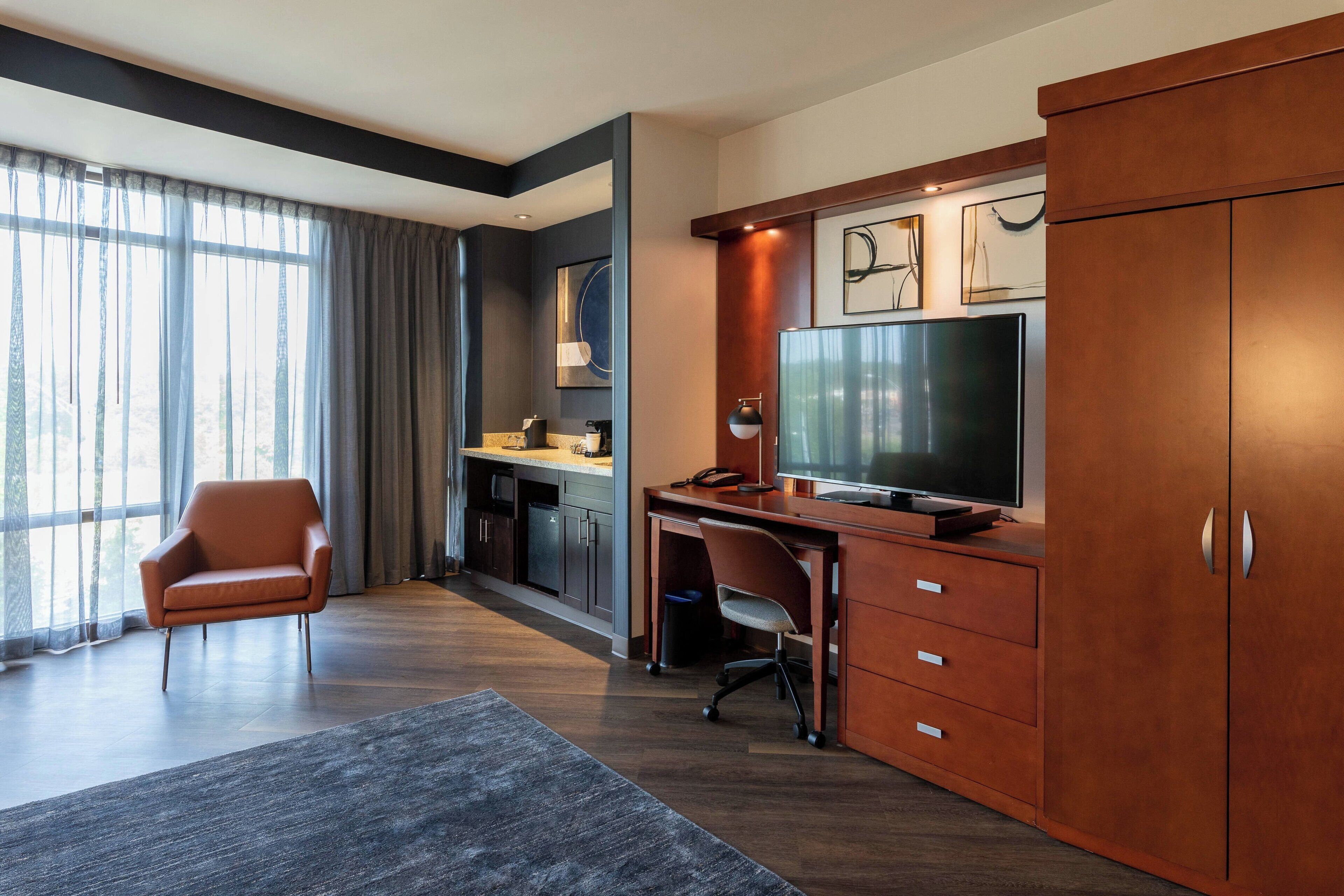 suite, 1 bedroom, non smoking | down duvets, pillow-top beds, desk, laptop workspace