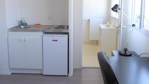 Fridge, microwave, stovetop, cookware/dishes/utensils - Residence Laudine (Reims)
