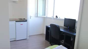 Phòng đơn | Trang bị nội thất với thiết kế riêng biệt, bàn, màn/rèm cản sáng