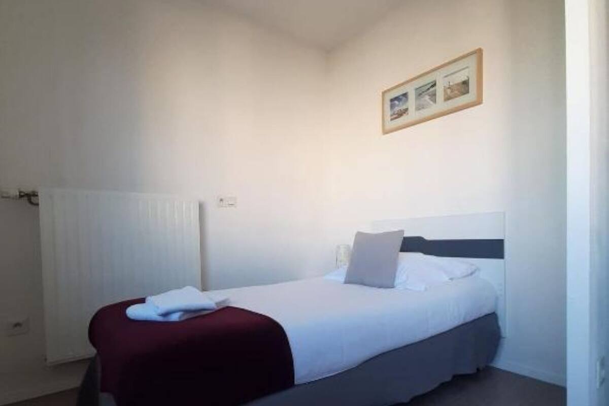 Single Room | Desk, blackout drapes, iron/ironing board (on request)