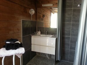 Standard Double Room | Bathroom | Deep-soaking bathtub
