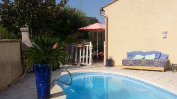 Standard-dobbeltværelse | Udendørs pool | Udendørs pool, liggestole