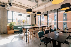 Melayani sarapan, makan siang, dan makan malam